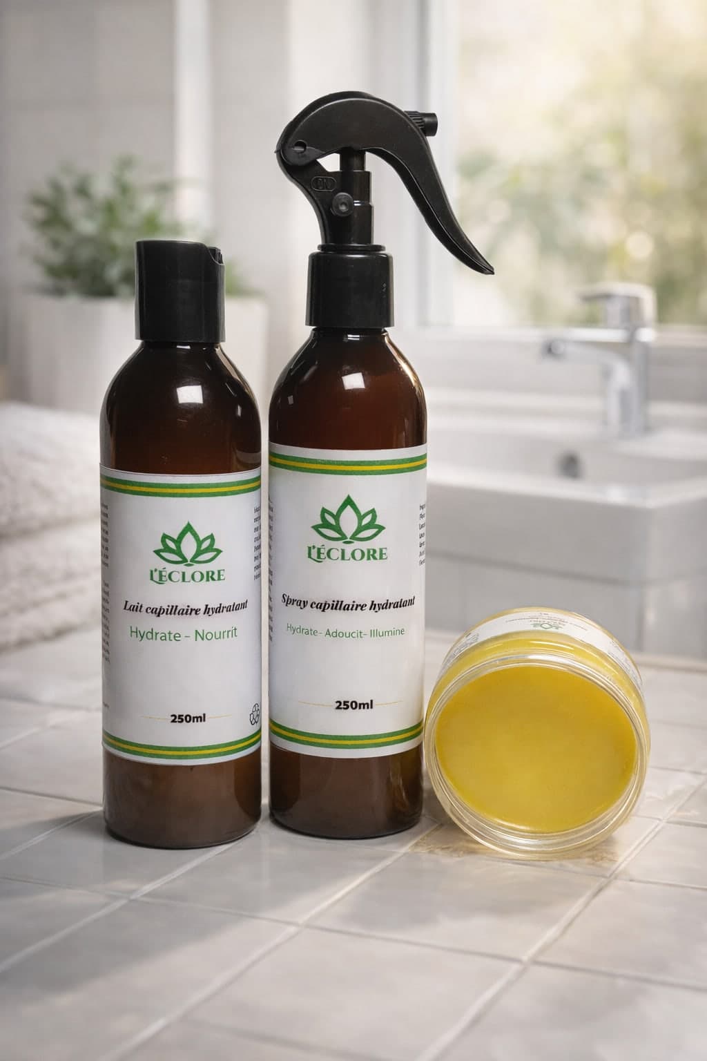 Lait hydratant, spray et baume L'éclore sur le rebord d'une salle de bain blanche